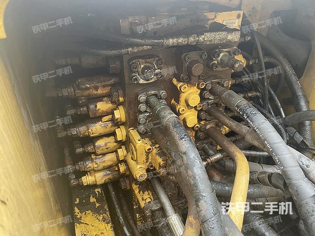 回转马达和主控阀（整机外观）