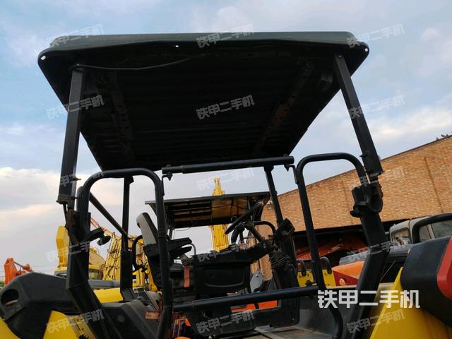 駕駛室側(cè)向上照全景（壓路機(jī)駕駛室）