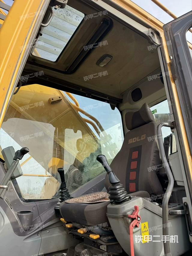 驾驶室整体（整机外观）