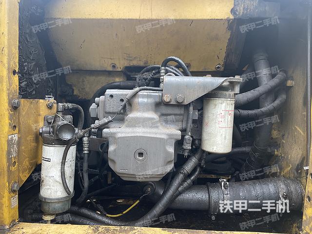 液压泵舱室正面整体（整机外观）