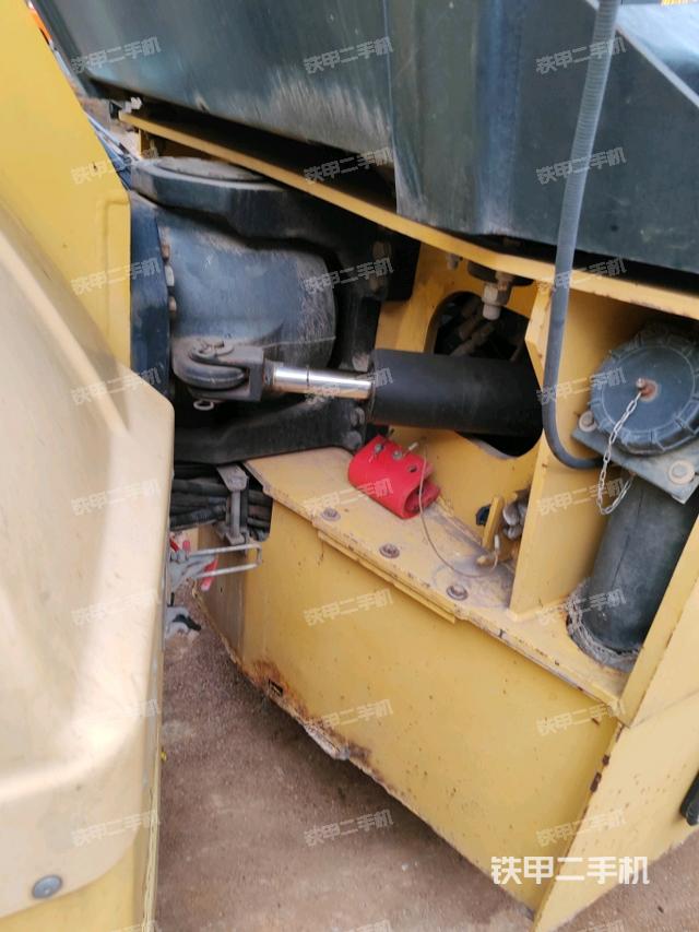 前輪左側(cè)減震塊連接及部件（壓路機(jī)前后車架）