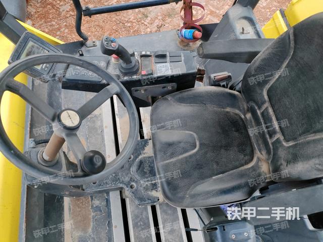 操作臺(tái)全景（壓路機(jī)駕駛室）