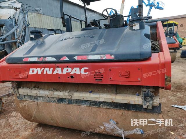 前車架正右側(cè)（壓路機(jī)前后車架）