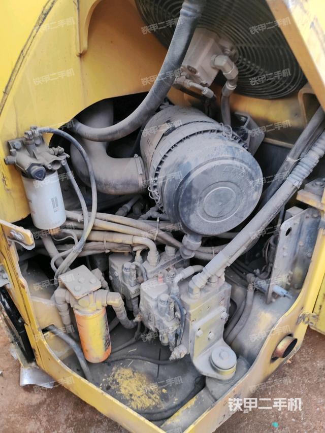 發(fā)動(dòng)機(jī)艙液壓泵全景（壓路機(jī)發(fā)動(dòng)機(jī)艙）