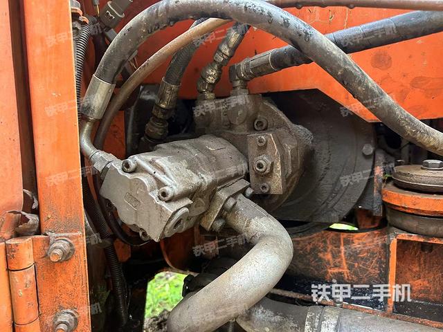 液压泵舱室正面整体（整机外观）