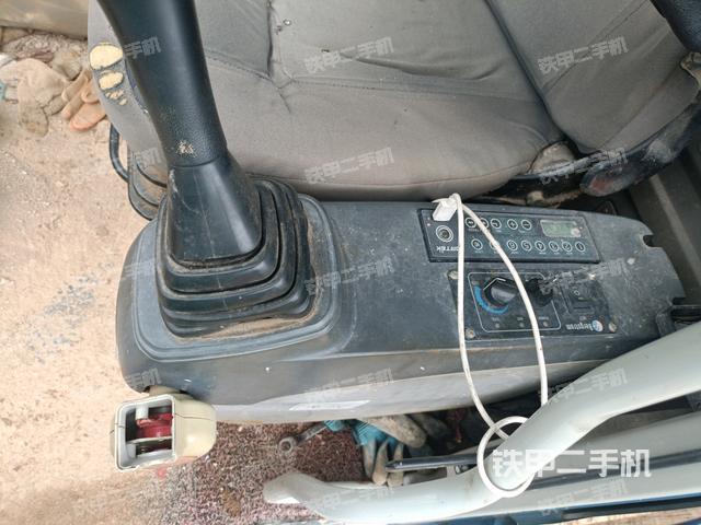 座椅左侧控制台/音响/含左手柄（驾驶室部分）