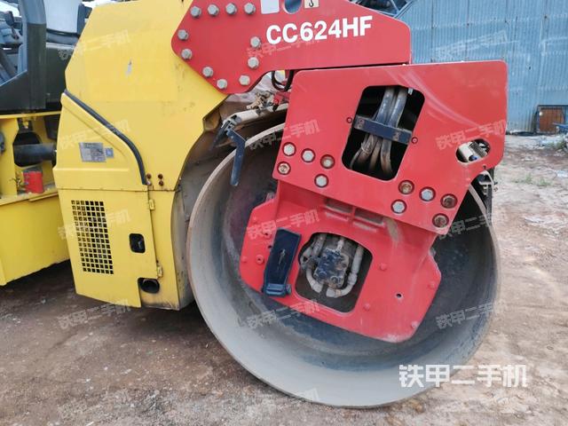 后輪左側(cè)全景（壓路機(jī)前后車架）