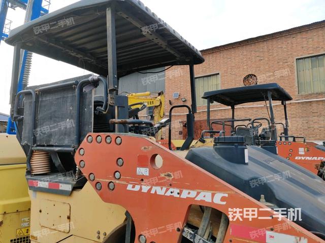 右側正面照（壓路機駕駛室）