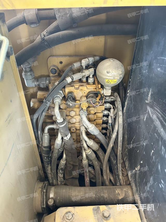 回轉(zhuǎn)馬達(dá)和主控閥（整機(jī)外觀）