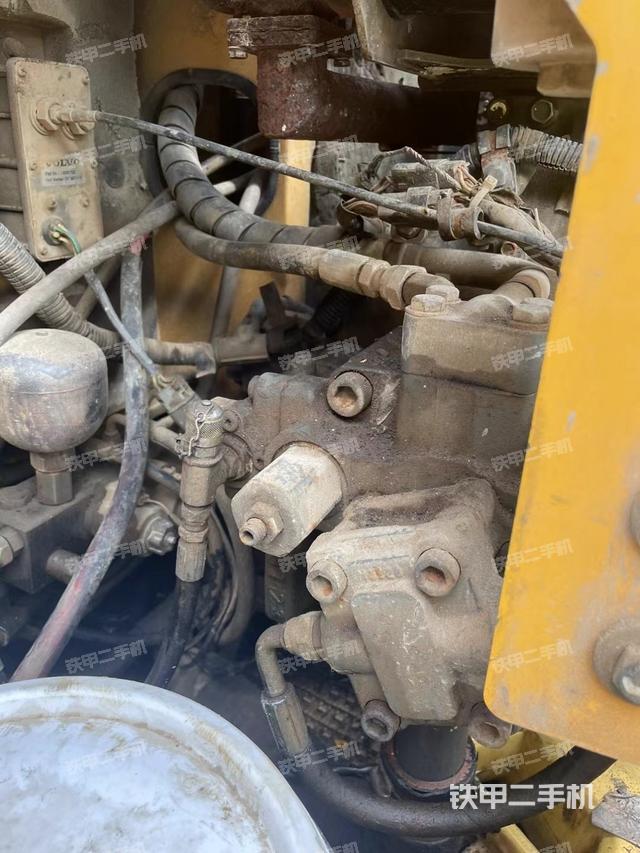 液压泵舱室正面整体（整机外观）