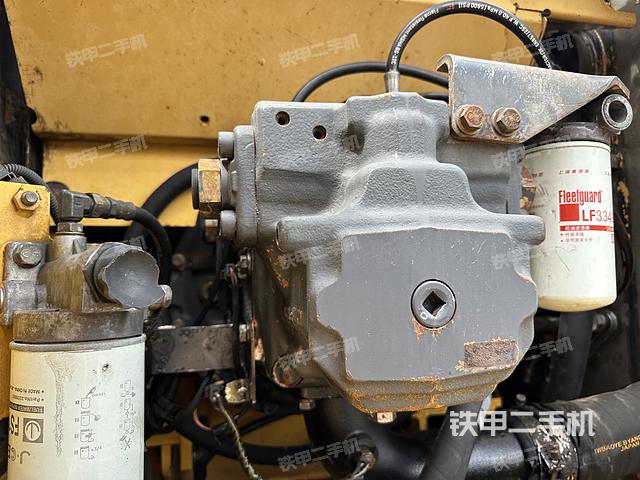 液压泵舱室正面整体（整机外观）