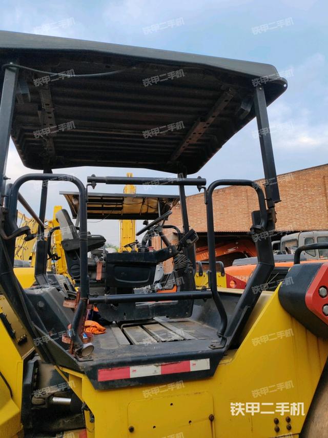 右側(cè)正面照（壓路機(jī)駕駛室）