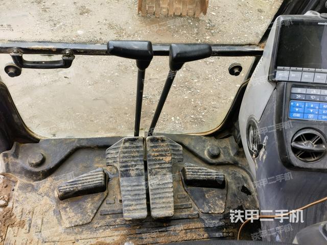 行走控制手柄和踏板?俯拍（駕駛室部分）