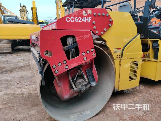 后輪右側(cè)全景（壓路機(jī)前后車架）