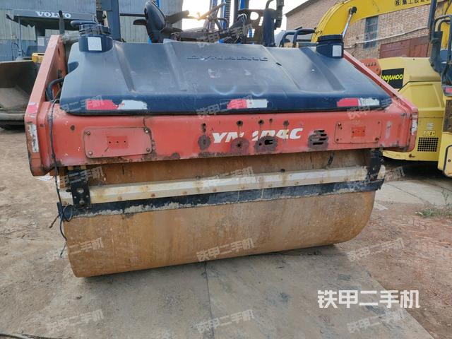 前車架正左側（壓路機前后車架）