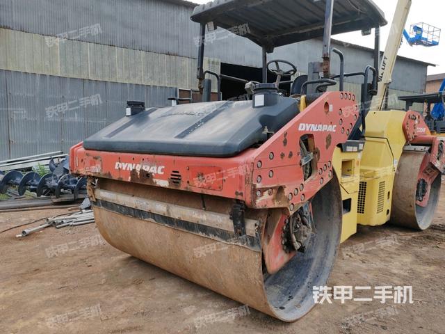 前車架正右側(cè)（壓路機(jī)前后車架）