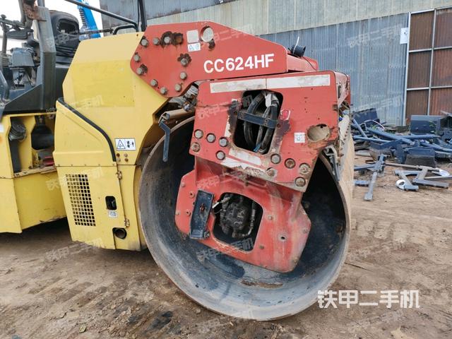 后輪左側(cè)全景（壓路機(jī)前后車架）