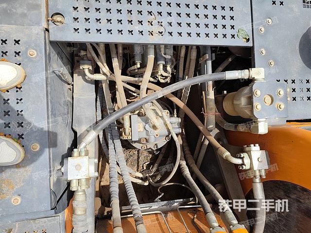 回转马达和主控阀（整机外观）