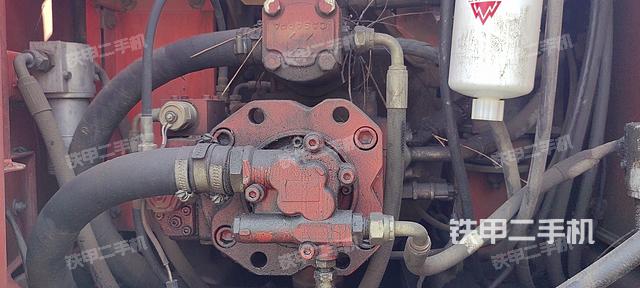 液壓泵艙室正面整體（整機(jī)外觀）