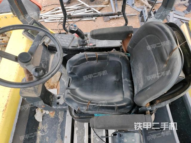 駕駛室內(nèi)座椅、儀表操作手柄全景（壓路機(jī)駕駛室）