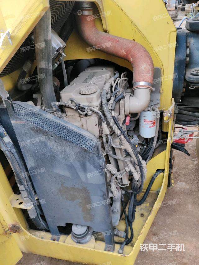 發(fā)動(dòng)機(jī)左側(cè)全景（壓路機(jī)發(fā)動(dòng)機(jī)艙）