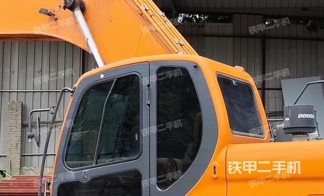 驾驶室顶部（整机外观）