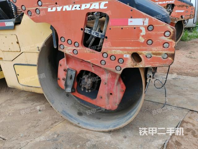 前車架正右側（壓路機前后車架）