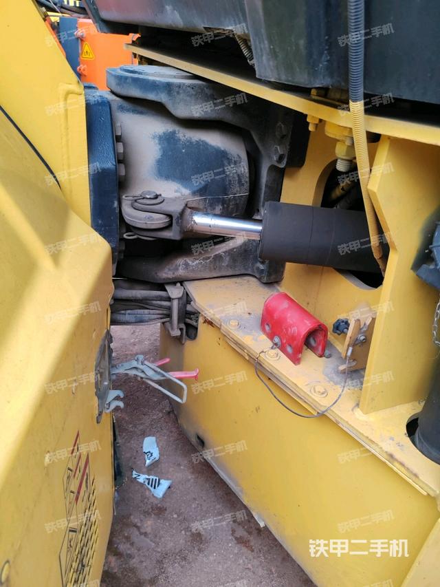 前輪左側(cè)減震塊連接及部件（壓路機(jī)前后車架）