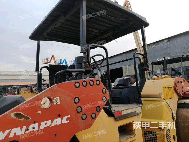 左側正面照（壓路機駕駛室）