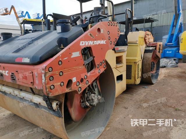 右前45°（壓路機整機外觀）