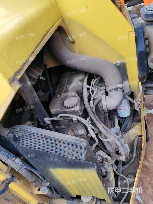 發(fā)動(dòng)機(jī)上部全景（壓路機(jī)發(fā)動(dòng)機(jī)艙）