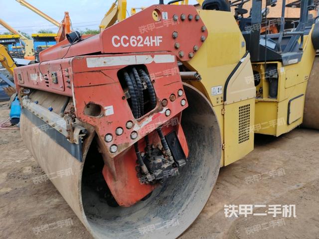 后輪右側(cè)全景（壓路機(jī)前后車架）