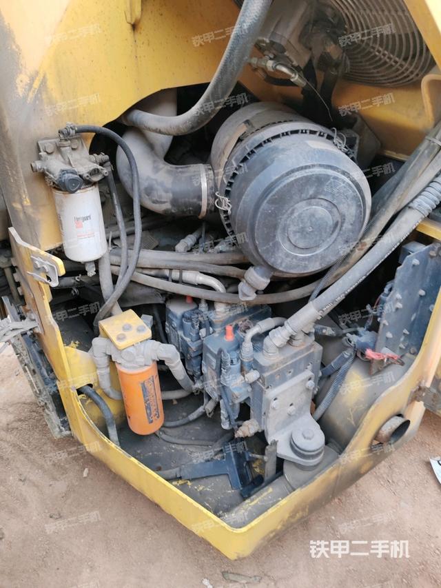 發(fā)動機艙液壓泵全景（壓路機發(fā)動機艙）