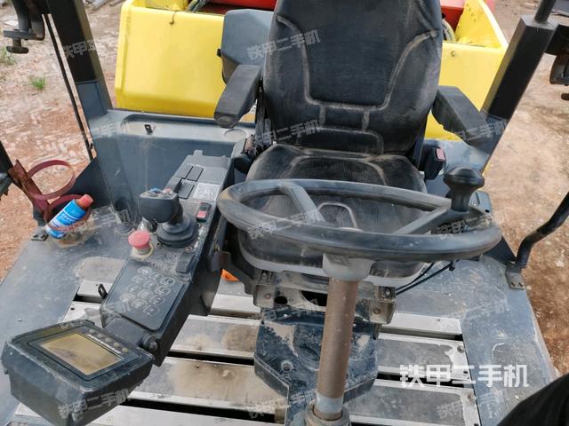 駕駛室內(nèi)座椅、儀表操作手柄全景（壓路機(jī)駕駛室）