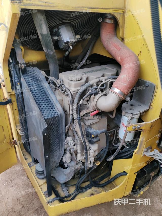 發(fā)動(dòng)機(jī)右側(cè)全景（壓路機(jī)發(fā)動(dòng)機(jī)艙）