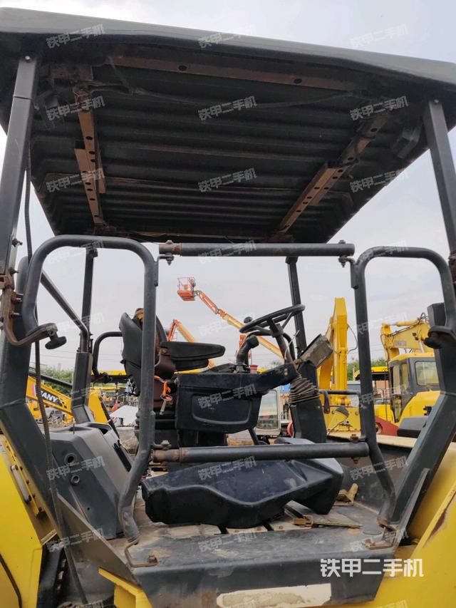 右側(cè)正面照（壓路機(jī)駕駛室）