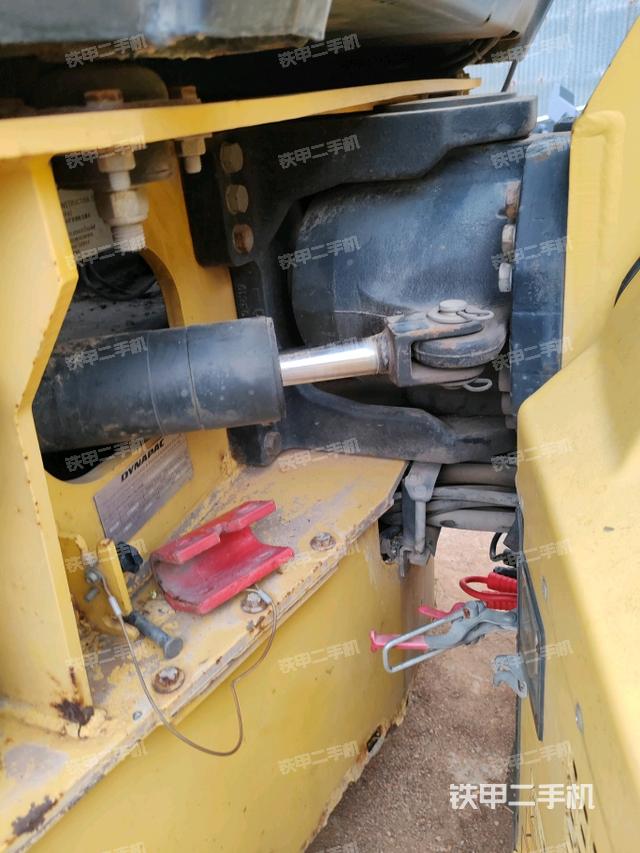 前輪右側(cè)減震塊連接及部件（壓路機(jī)前后車架）