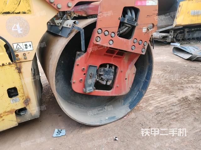 后輪左側全景（壓路機前后車架）