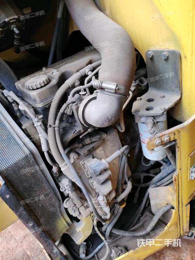 發(fā)動(dòng)機(jī)右側(cè)全景（壓路機(jī)發(fā)動(dòng)機(jī)艙）