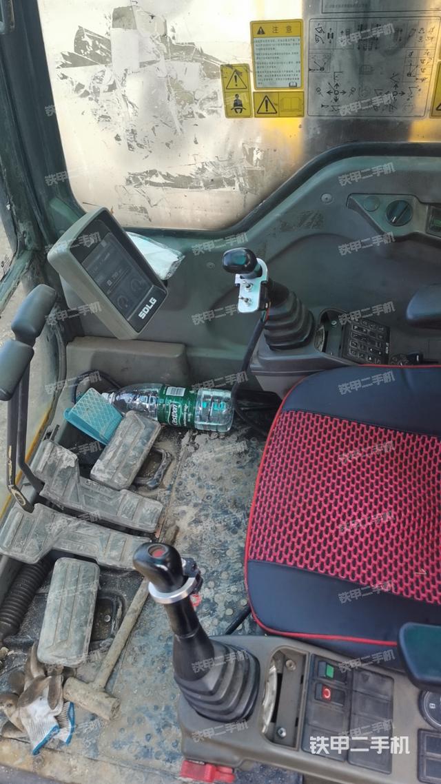 駕駛室操作臺（設(shè)備外觀及核心部件）