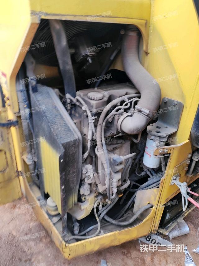 發(fā)動(dòng)機(jī)左側(cè)全景（壓路機(jī)發(fā)動(dòng)機(jī)艙）