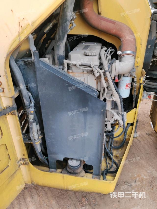 發(fā)動機右側全景（壓路機發(fā)動機艙）