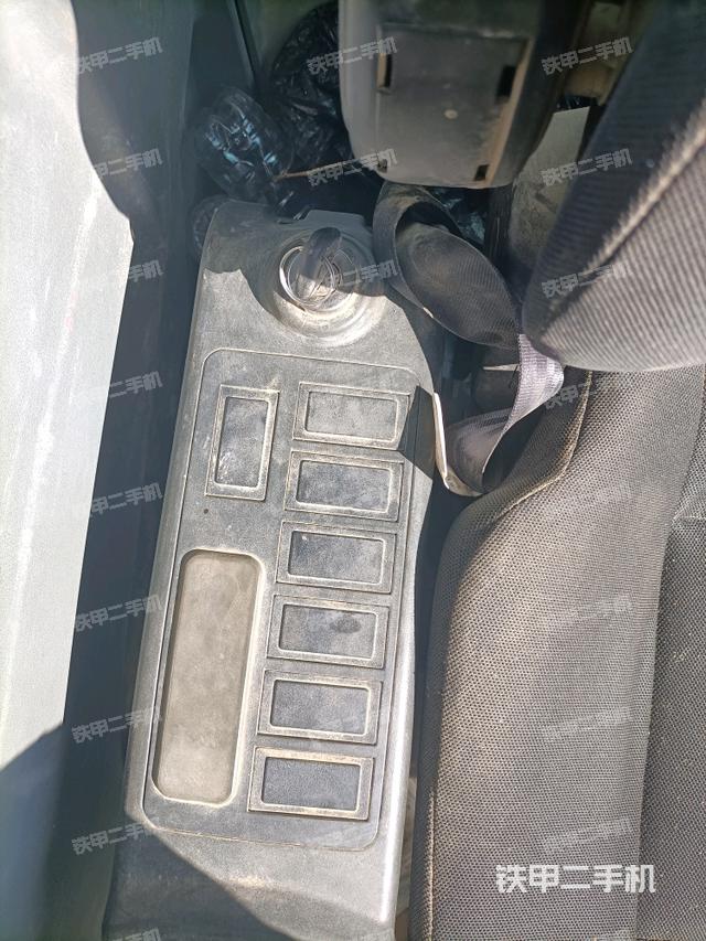 座椅右側(cè)控制臺(tái)/鑰匙門/油門/含右手柄（駕駛室部分）