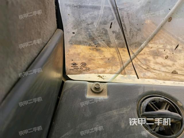 后窗玻璃角標（駕駛室部分）