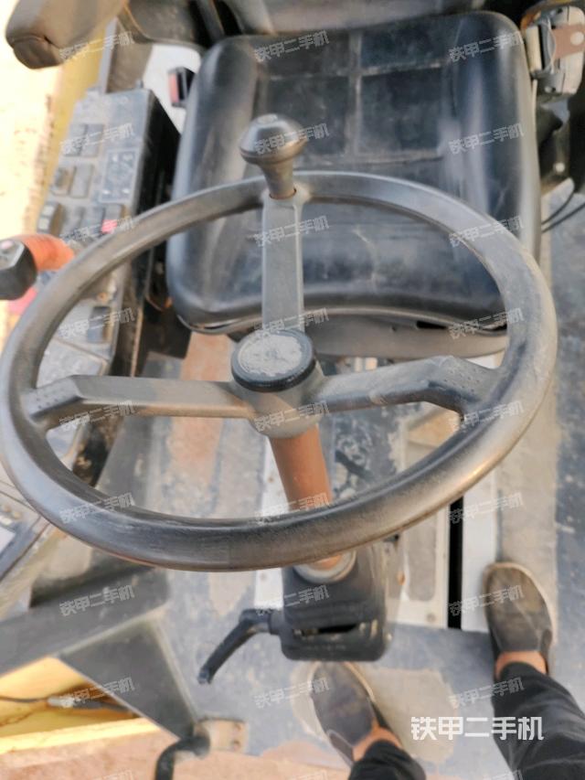 駕駛室內座椅、儀表操作手柄全景（壓路機駕駛室）