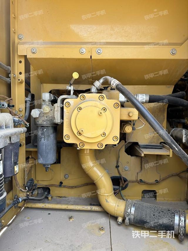 液压泵舱室正面整体（整机外观）