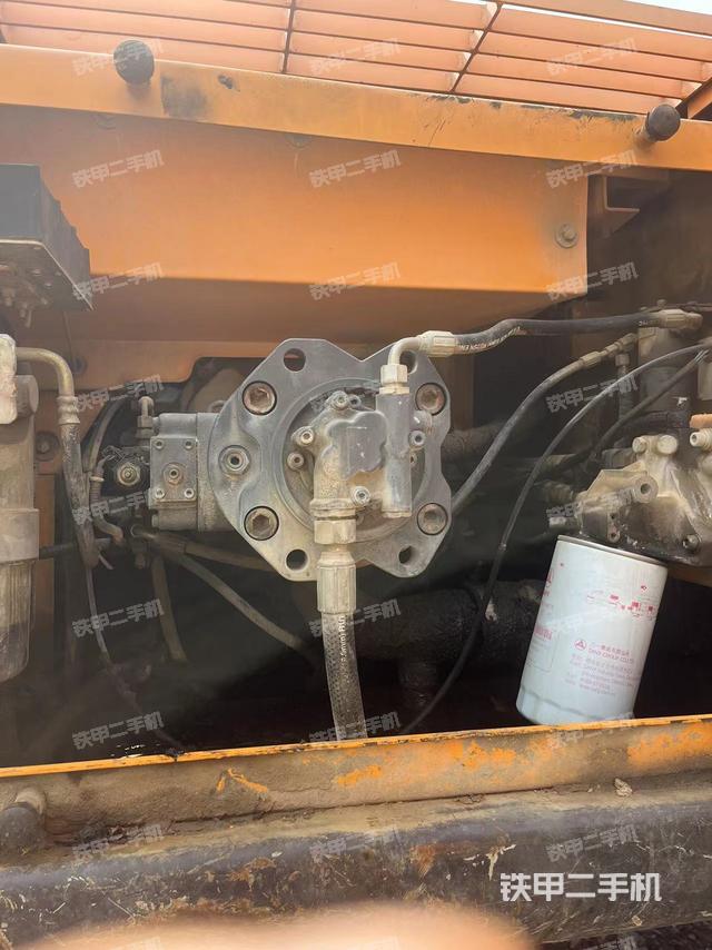 液压泵舱室正面整体（整机外观）