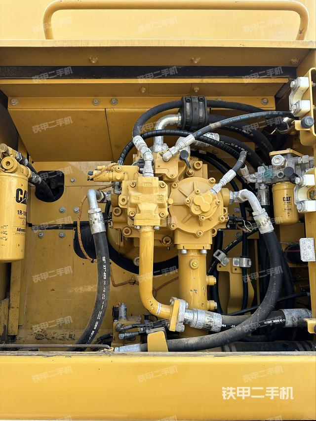 液压泵舱室正面整体（整机外观）