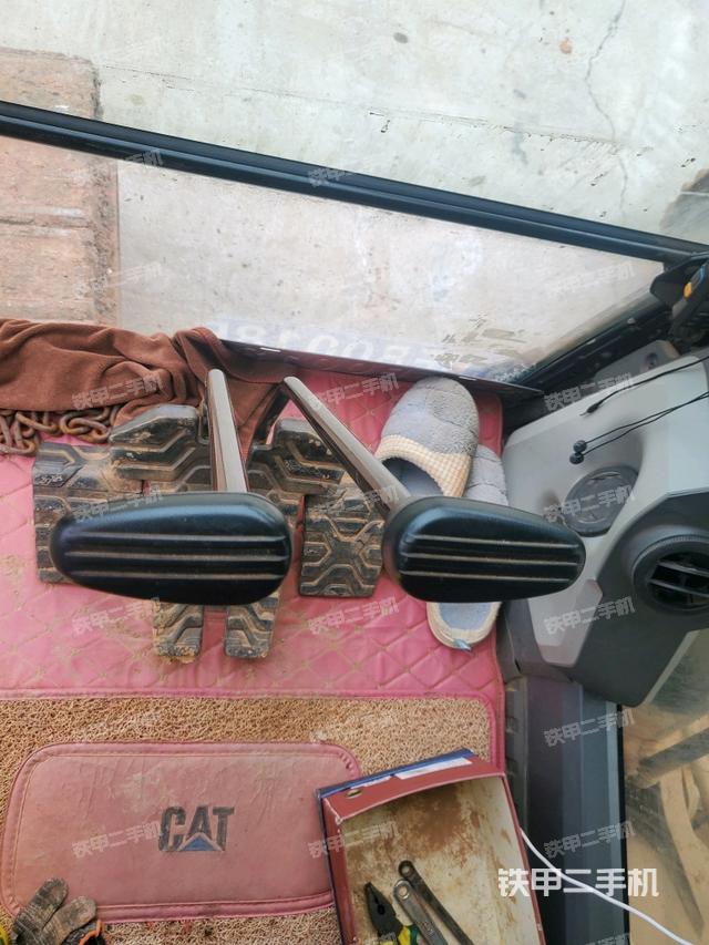 行走控制手柄和踏板 俯拍（驾驶室部分）