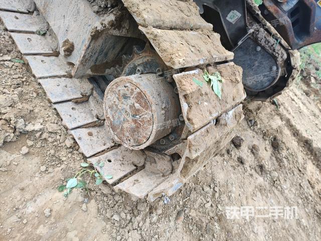 左驅(qū)動輪（行走機構(gòu)）